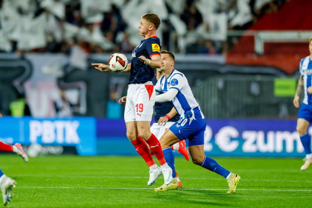 Kiel, 16. Oktober 2026 - Fußball, 2. Bundesliga 2026 27, Holstein Kiel - Hertha BSC: Phil Harres (Holstein Kiel, 19), Paul Seguin (Hertha BSC, 30) DFL REGULATIONS PROHIBIT ANY USE OF PHOTOGRAPHS AS IMAGE SEQUENCES AND OR QUASI-VIDEO.
