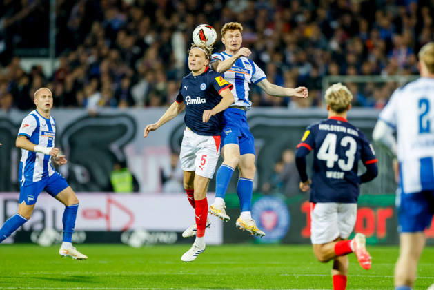 Kiel, 16. Oktober 2026 - Fußball, 2. Bundesliga 2026 27, Holstein Kiel - Hertha BSC: Noah Madsen (Holstein Kiel, 5), Sebastian Grönning Andersen (Hertha BSC, 17) DFL REGULATIONS PROHIBIT ANY USE OF PHOTOGRAPHS AS IMAGE SEQUENCES AND OR QUASI-VIDEO.