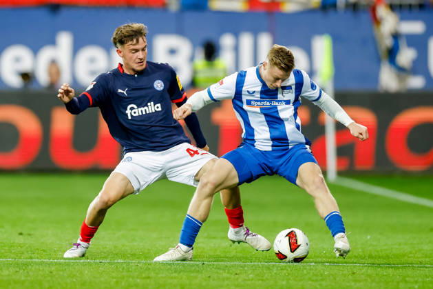 Kiel, 16. Oktober 2026 - Fußball, 2. Bundesliga 2026 27, Holstein Kiel - Hertha BSC: Leon Panduzi (Holstein Kiel, 40), Julian Eitschberger (Hertha BSC, 2) DFL REGULATIONS PROHIBIT ANY USE OF PHOTOGRAPHS AS IMAGE SEQUENCES AND OR QUASI-VIDEO.