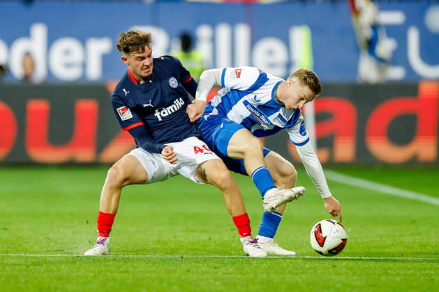 Kiel, 16. Oktober 2026 - Fußball, 2. Bundesliga 2026 27, Holstein Kiel - Hertha BSC: Leon Panduzi (Holstein Kiel, 40), Julian Eitschberger (Hertha BSC, 2) DFL REGULATIONS PROHIBIT ANY USE OF PHOTOGRAPHS AS IMAGE SEQUENCES AND OR QUASI-VIDEO.