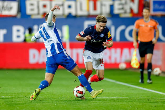 Kiel, 16. Oktober 2026 - Fußball, 2. Bundesliga 2026 27, Holstein Kiel - Hertha BSC: Paul Seguin (Hertha BSC, 30), Jonas Therkelsen (Holstein Kiel, 10) DFL REGULATIONS PROHIBIT ANY USE OF PHOTOGRAPHS AS IMAGE SEQUENCES AND OR QUASI-VIDEO.