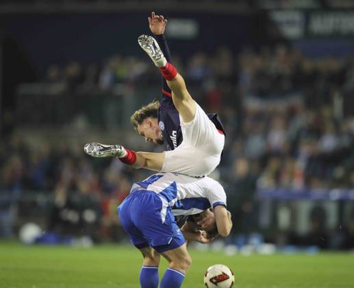 Foto : Leon PARDUZI (Kiel) gegen Sebastian GRÖNNING (Hertha) Fussball 2. Bundesliga , 2. Spieltag am Fr. 16.10.2026 Holstein Kiel - Hertha BSC