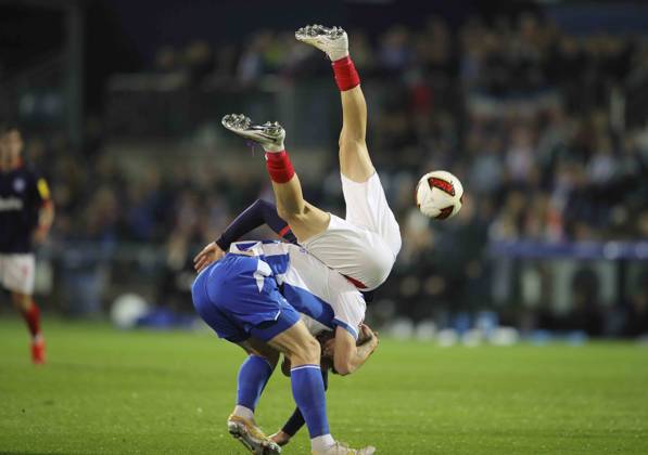 Foto : Leon PARDUZI (Kiel) gegen Sebastian GRÖNNING (Hertha) Fussball 2. Bundesliga , 2. Spieltag am Fr. 16.10.2026 Holstein Kiel - Hertha BSC