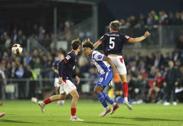 Foto : Oluwaseun ADEWUMI (Hertha) gegen Carl Anders Johansson (Kiel , rechts) Fussball 2. Bundesliga , 2. Spieltag am Fr. 16.10.2026 Holstein Kiel - Hertha BSC