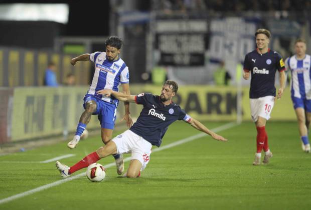 Foto : Kevin SESSA (Hertha) gegen Jonas MEFFERT (Kiel , rechts) Fussball 2. Bundesliga , 2. Spieltag am Fr. 16.10.2026 Holstein Kiel - Hertha BSC