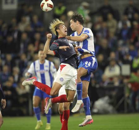 Foto : Hiroki SEKINE (Kiel) köpft gegen Linus Gechter (Hertha) Fussball 2. Bundesliga , 2. Spieltag am Fr. 16.10.2026 Holstein Kiel - Hertha BSC