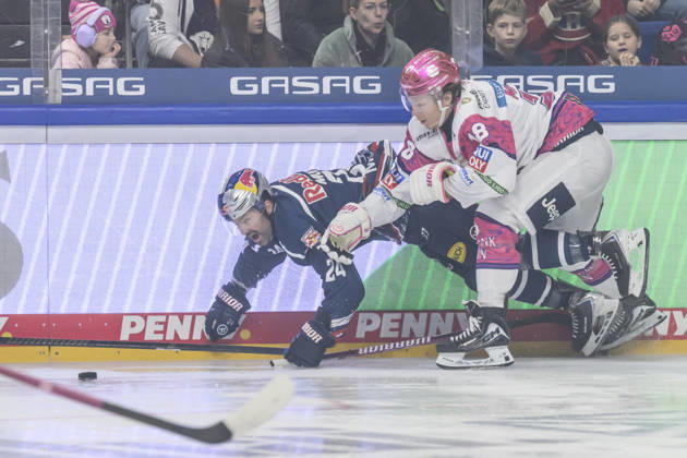 im Bild v.l.: Ryan Murphy (EHC Red Bull Muenchen 24), Jonas Müller (Eisbären Berlin 18), Zweikampf, Action, Kampf, kaempft um den ‚Puck, GER, Berlin, Eishockey, DEL 1, Eisbaeren Berlin vs EHC Red Bull Muenchen, in der Uber Arena, 16.10.2026, Copyright: HMBxMedia UwexKoch
