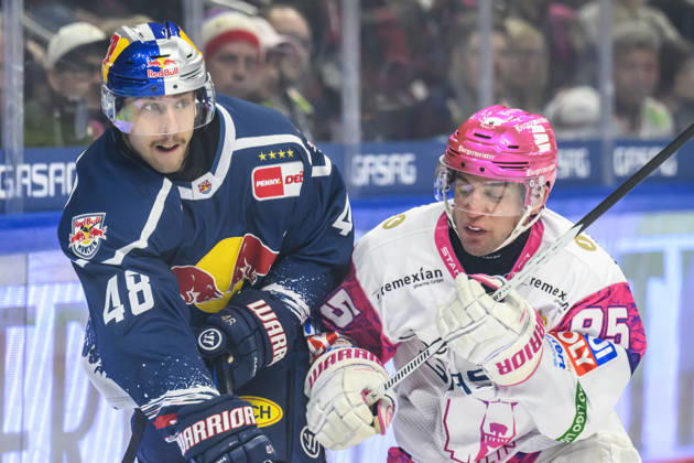im Bild v.l.: Lucas Thaler (EHC Red Bull Muenchen 48), Frederik Tiffels (Eisbären Berlin 95), Zweikampf, Action, Kampf, kaempft um den ‚Puck, GER, Berlin, Eishockey, DEL 1, Eisbaeren Berlin vs EHC Red Bull Muenchen, in der Uber Arena, 16.10.2026, Copyright: HMBxMedia UwexKoch