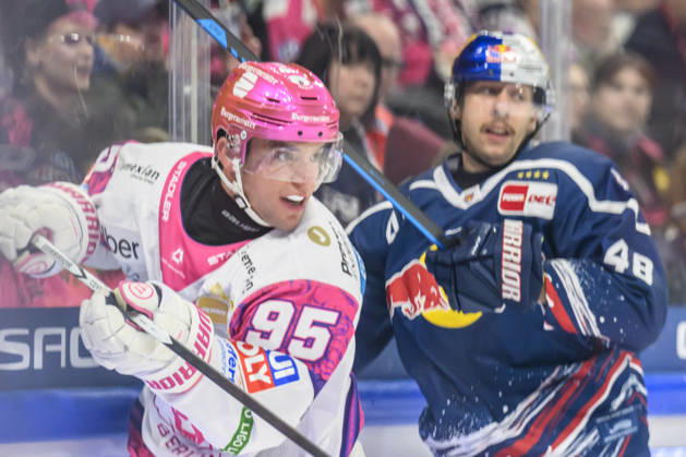 im Bild v.l.: Frederik Tiffels (Eisbären Berlin 95), Lucas Thaler (EHC Red Bull Muenchen 48), Zweikampf, Action, Kampf, kaempft um den ‚Puck, GER, Berlin, Eishockey, DEL 1, Eisbaeren Berlin vs EHC Red Bull Muenchen, in der Uber Arena, 16.10.2026, Copyright: HMBxMedia UwexKoch