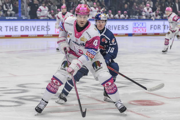 im Bild v.l.: Adam Smith (Eisbären Berlin 04), Elis Hede (EHC Red Bull Muenchen 10), Zweikampf, Action, Kampf, kaempft um den ‚Puck, GER, Berlin, Eishockey, DEL 1, Eisbaeren Berlin vs EHC Red Bull Muenchen, in der Uber Arena, 16.10.2026, Copyright: HMBxMedia UwexKoch
