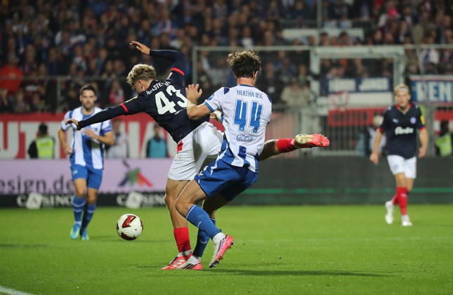 Till Wiese(Holstein Kiel), Linus Gechter (Hertha BSC Berlin) Fussball, Herren, Saison 2026 2027, 2.BL, Holstein Stadion, Holstein Kiel gegen Hertha BSC Berlin DFL REGULATIONS PROHIBIT ANY USE OF PHOTOGRAPHS AS IMAGE SEQUENCES AND OR QUASI-VIDEO.