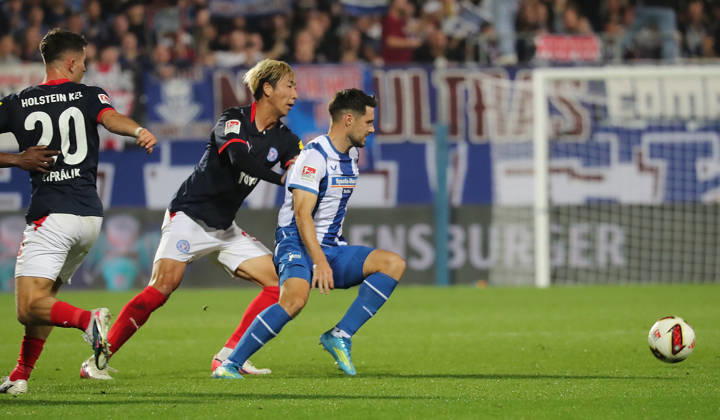 Hiroki Sekine (Holstein Kiel), Josip Brekalo (Hertha BSC Berlin) Fussball, Herren, Saison 2026 2027, 2.BL, Holstein Stadion, Holstein Kiel gegen Hertha BSC Berlin DFL REGULATIONS PROHIBIT ANY USE OF PHOTOGRAPHS AS IMAGE SEQUENCES AND OR QUASI-VIDEO.