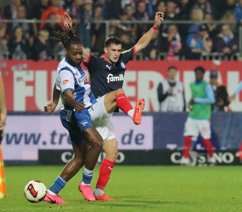 Deyovaisio Zeefuik (Hertha BSC Berlin), Guillermo Balzi (Holstein Kiel) Fussball, Herren, Saison 2026 2027, 2.BL, Holstein Stadion, Holstein Kiel gegen Hertha BSC Berlin DFL REGULATIONS PROHIBIT ANY USE OF PHOTOGRAPHS AS IMAGE SEQUENCES AND OR QUASI-VIDEO.