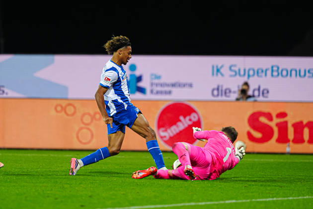 Oluwaseun Adewumi (Hertha BSC, 19), Timon Weiner (Holstein Kiel, 01) GER, Holstein Kiel vs. Hertha BSC, Fußball, 2. Bundesliga, Spieltag 08, Saison 2026 2027, 16.10.2026 DFL REGULATIONS PROHIBIT ANY USE OF PHOTOGRAPHS AS IMAGE SEQUENCES AND OR QUASI-VIDEO GER, Holstein Kiel vs. Hertha BSC, Fußball, 2. Bundesliga, Spieltag 08, Saison 2026 2027, 16.10.2026 Kiel Copyright: xEibner-Pressefoto MarcelxvonxFehrnx EP_MFN