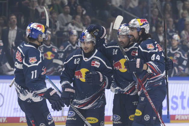 im Bild v.l.: Tor, Treffer, Jubel, Torjubel, Freude, Begeisterung, feiert, nach Ausgleichtreffer durch Ryan Murphy (EHC Red Bull Muenchen 24), GER, Berlin, Eishockey, DEL 1, Eisbaeren Berlin vs EHC Red Bull Muenchen, in der Uber Arena, 16.10.2026, Copyright: HMBxMedia UwexKoch