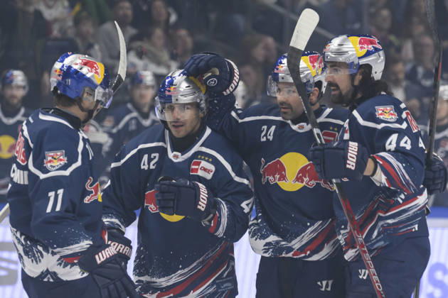 im Bild v.l.: Tor, Treffer, Jubel, Torjubel, Freude, Begeisterung, feiert, nach Ausgleichtreffer durch Ryan Murphy (EHC Red Bull Muenchen 24), GER, Berlin, Eishockey, DEL 1, Eisbaeren Berlin vs EHC Red Bull Muenchen, in der Uber Arena, 16.10.2026, Copyright: HMBxMedia UwexKoch