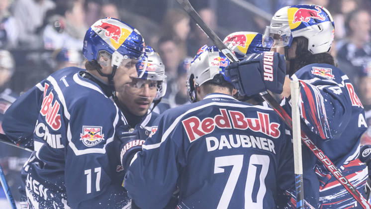 im Bild v.l.: Tor, Treffer, Jubel, Torjubel, Freude, Begeisterung, feiert, nach Ausgleichtreffer durch Ryan Murphy (EHC Red Bull Muenchen 24), GER, Berlin, Eishockey, DEL 1, Eisbaeren Berlin vs EHC Red Bull Muenchen, in der Uber Arena, 16.10.2026, Copyright: HMBxMedia UwexKoch