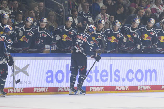 im Bild v.l.: Tor, Treffer, Jubel, Torjubel, Freude, Begeisterung, feiert, nach Ausgleichtreffer durch Ryan Murphy (EHC Red Bull Muenchen 24), GER, Berlin, Eishockey, DEL 1, Eisbaeren Berlin vs EHC Red Bull Muenchen, in der Uber Arena, 16.10.2026, Copyright: HMBxMedia UwexKoch