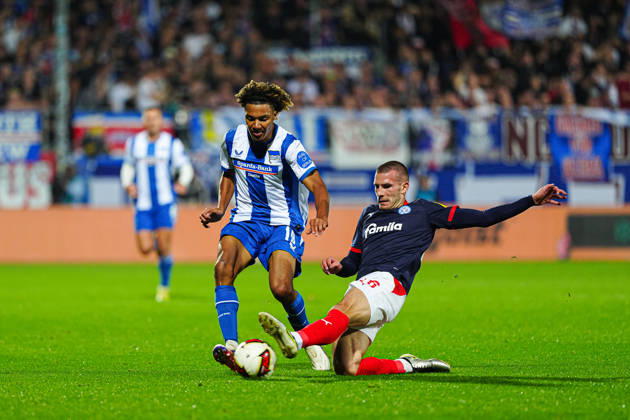 Oluwaseun Adewumi (Hertha BSC, 19), David Zec (Holstein Kiel, 26) GER, Holstein Kiel vs. Hertha BSC, Fußball, 2. Bundesliga, Spieltag 08, Saison 2026 2027, 16.10.2026 DFL REGULATIONS PROHIBIT ANY USE OF PHOTOGRAPHS AS IMAGE SEQUENCES AND OR QUASI-VIDEO GER, Holstein Kiel vs. Hertha BSC, Fußball, 2. Bundesliga, Spieltag 08, Saison 2026 2027, 16.10.2026 Kiel Copyright: xEibner-Pressefoto MarcelxvonxFehrnx EP_MFN