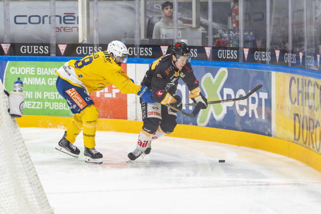 LUGANO, SWITZERLAND - OCTOBER 16: Frederic Allard of Davos L) against Daniel Olsson of Lugano R) during the game between HC Lugano v HC Davos at the Corner Arena on October 16, 2026 in Lugano, Switzerland. Lugano Ticino Switzerland Copyright: xJustPictures.ch JarixPestelaccix jp-en-EuSpIm-JP6_JAr_NL_HCL_HCDavos_16Ott2026_000015