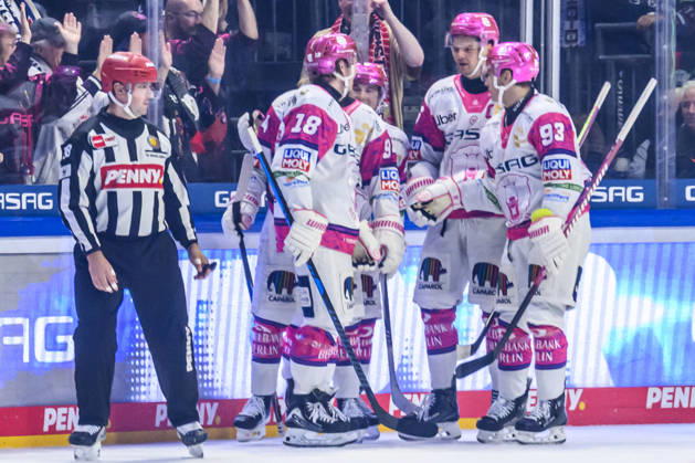 im Bild v.l.: Tor, Treffer, Jubel, Torjubel, Freude, Begeisterung, feiert, nach Führungstreffer zum 2:1 durch Liam Kirk (Eisbären Berlin 94), GER, Berlin, Eishockey, DEL 1, Eisbaeren Berlin vs EHC Red Bull Muenchen, in der Uber Arena, 16.10.2026, Copyright: HMBxMedia UwexKoch