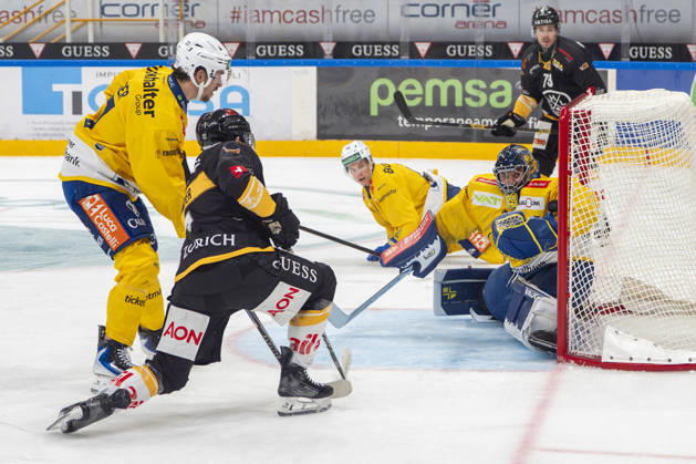 LUGANO, SWITZERLAND - OCTOBER 16: goalkeeper Sandro Aeschlimann of Davos R) saves on Ramon Tanner of Lugano 2nd L) during the game between HC Lugano v HC Davos at the Corner Arena on October 16, 2026 in Lugano, Switzerland. Lugano Ticino Switzerland Copyright: xJustPictures.ch JarixPestelaccix jp-en-EuSpIm-JP6_JAr_NL_HCL_HCDavos_16Ott2026_000034
