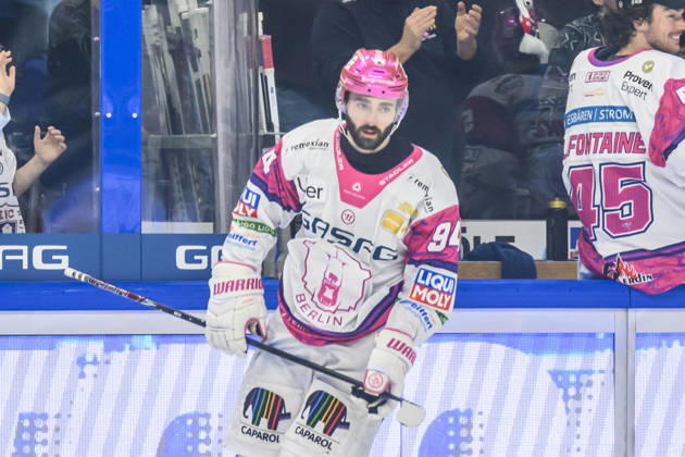 im Bild v.l.: Tor, Treffer, Jubel, Torjubel, Freude, Begeisterung, feiert, nach Führungstreffer zum 2:1 durch Liam Kirk (Eisbären Berlin 94), GER, Berlin, Eishockey, DEL 1, Eisbaeren Berlin vs EHC Red Bull Muenchen, in der Uber Arena, 16.10.2026, Copyright: HMBxMedia UwexKoch