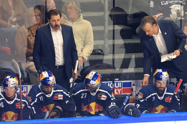 16.10.2026, DEU, GER, Eishockey, 9.Spieltag, Saison 2026 27, Berlin, Eisbaeren Berlin vs. RB Muenchen Trainer OLIVER DAVID ( RedBull Muenchen ), RedBull Muenchen-Spielerbank nordphoto GmbH Engler Berlin Uber-Arena Berlin Deutschland Copyright: xNordphotox xEnglerx