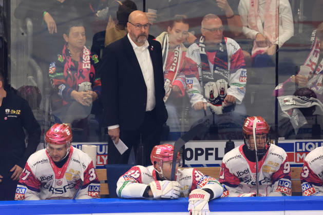 16.10.2026, DEU, GER, Eishockey, 9.Spieltag, Saison 2026 27, Berlin, Eisbaeren Berlin vs. RB Muenchen Cheftrainer Eric Dubois ( Eisbaeren Berlin ), Eisbareren-Spielerbank nordphoto GmbH Engler Berlin Uber-Arena Berlin Deutschland Copyright: xNordphotox xEnglerx