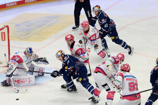 16.10.2026, DEU, GER, Eishockey, 9.Spieltag, Saison 2026 27, Berlin, Eisbaeren Berlin vs. RB Muenchen Jonas Neffin ( Eisbaeren Berlin 75 ), Markus Vikingstad ( Eisbaeren Berlin 37 ), Korbinian Geibel ( Eisbaeren Berlin 40 ), GABRIEL FONTAINE ( RedBull Muenchen 97 ), Yasin Ehliz ( RedBull Muenchen 42 ) nordphoto GmbH Engler Berlin Uber-Arena Berlin Deutschland Copyright: xNordphotox xEnglerx
