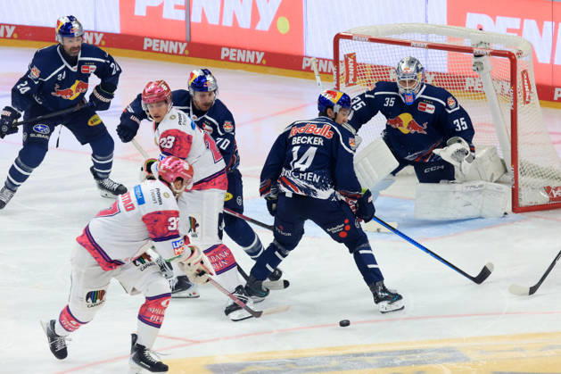 16.10.2026, DEU, GER, Eishockey, 9.Spieltag, Saison 2026 27, Berlin, Eisbaeren Berlin vs. RB Muenchen Markus Vikingstad ( Eisbaeren Berlin 37 ), Rihards Griva ( Eisbaeren Berlin 23 ), Mathias Niederberger ( RedBull Muenchen 35 ), Luis Becker ( RedBull Muenchen 14 ), Maximilian Daubner ( RedBull Muenchen 70 ), RYAN MURPHY ( RedBull Muenchen 24 ) nordphoto GmbH Engler Berlin Uber-Arena Berlin Deutschland Copyright: xNordphotox xEnglerx