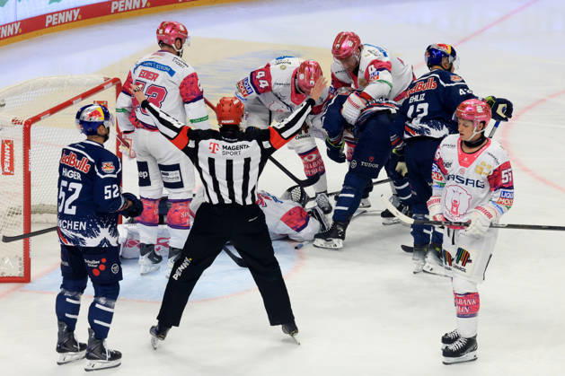 16.10.2026, DEU, GER, Eishockey, 9.Spieltag, Saison 2026 27, Berlin, Eisbaeren Berlin vs. RB Muenchen Schiedsrichter , Jonas Neffin ( Eisbaeren Berlin 75 ), Eisbaeren-Spielerkreis, Patrick Hager ( RedBull Muenchen 52 ), Yasin Ehliz ( RedBull Muenchen 42 ) nordphoto GmbH Engler Berlin Uber-Arena Berlin Deutschland Copyright: xNordphotox xEnglerx
