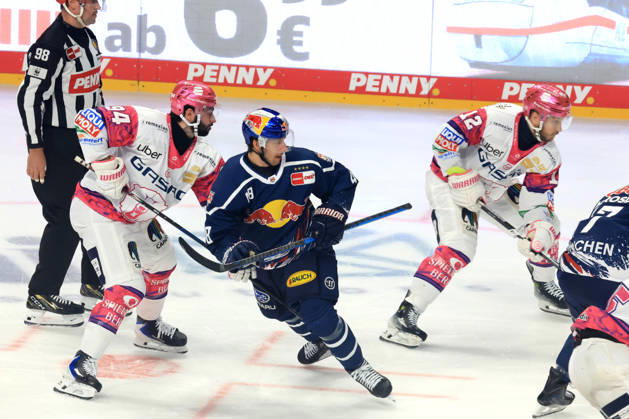 16.10.2026, DEU, GER, Eishockey, 9.Spieltag, Saison 2026 27, Berlin, Eisbaeren Berlin vs. RB Muenchen Liam Kirk ( Eisbaeren Berlin 94 ), Lucas Thaler ( RedBull Muenchen 48 ) nordphoto GmbH Engler Berlin Uber-Arena Berlin Deutschland Copyright: xNordphotox xEnglerx