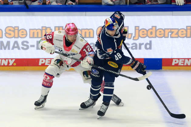 16.10.2026, DEU, GER, Eishockey, 9.Spieltag, Saison 2026 27, Berlin, Eisbaeren Berlin vs. RB Muenchen Eric Mik ( Eisbaeren Berlin 12 ), Lucas Thaler ( RedBull Muenchen 48 ) nordphoto GmbH Engler Berlin Uber-Arena Berlin Deutschland Copyright: xNordphotox xEnglerx
