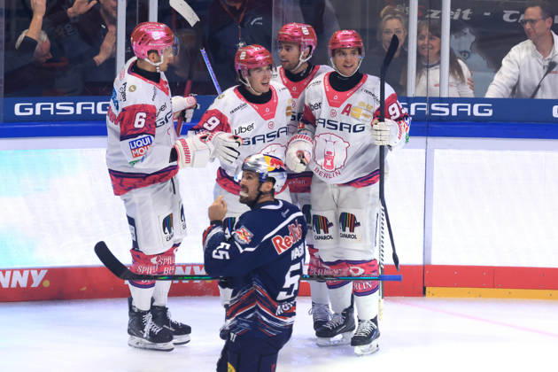 16.10.2026, DEU, GER, Eishockey, 9.Spieltag, Saison 2026 27, Berlin, Eisbaeren Berlin vs. RB Muenchen 1:0 durch Ty Ronning ( Eisbaeren Berlin 9 ), Jubel, jubelt, Freude, Glueck, gluecklich, positive Emotionen, Eisbaeren-Spielerkreis FABIO WAGNER ( RedBull Muenchen 55 ) nordphoto GmbH Engler Berlin Uber-Arena Berlin Deutschland Copyright: xNordphotox xEnglerx