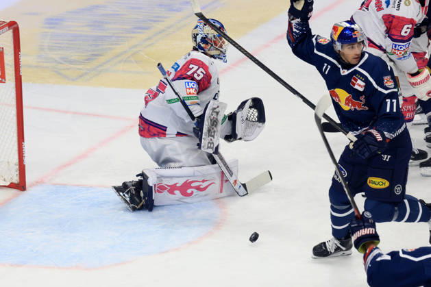 16.10.2026, DEU, GER, Eishockey, 9.Spieltag, Saison 2026 27, Berlin, Eisbaeren Berlin vs. RB Muenchen 1:1 durch RYAN MURPHY ( RedBull Muenchen 24 ), Jonas Neffin ( Eisbaeren Berlin 75 ), Markus Eisenschmid ( RedBull Muenchen 11 ) nordphoto GmbH Engler Berlin Uber-Arena Berlin Deutschland Copyright: xNordphotox xEnglerx