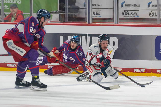 Andreas Doepfner (EHC Freiburg, 12) versucht den Puk auch im Rutschen zu spielen. DEG vs. EHC Freiburg, Eishockey, DEL2, 09. Spieltag, Saison 2026 2027, 16.10.2026 DEG vs. EHC Freiburg, Eishockey, DEL2, 09. Spieltag, Saison 2026 2027, 16.10.2026 Duesseldorf Copyright: xEibner-Pressefoto ThomasxHaeslerx EP_THR