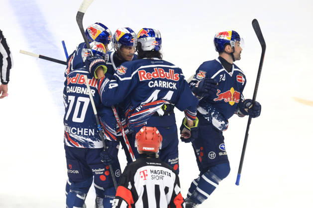 16.10.2026, DEU, GER, Eishockey, 9.Spieltag, Saison 2026 27, Berlin, Eisbaeren Berlin vs. RB Muenchen 1:0 durch RYAN MURPHY ( RedBull Muenchen 24 ), Jubel, jubelt, Freude, Glueck, gluecklich, positive Emotionen, RedBull Muenchen-Spieler nordphoto GmbH Engler Berlin Uber-Arena Berlin Deutschland Copyright: xNordphotox xEnglerx