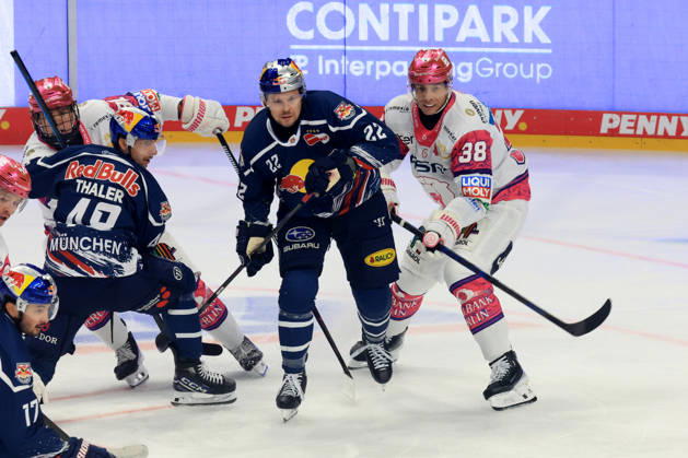 16.10.2026, DEU, GER, Eishockey, 9.Spieltag, Saison 2026 27, Berlin, Eisbaeren Berlin vs. RB Muenchen Yannick Veilleux ( Eisbaeren Berlin 38 ), Lucas Thaler ( RedBull Muenchen 48 ), Andrew MacWilliam ( RedBull Muenchen 2 ) nordphoto GmbH Engler Berlin Uber-Arena Berlin Deutschland Copyright: xNordphotox xEnglerx