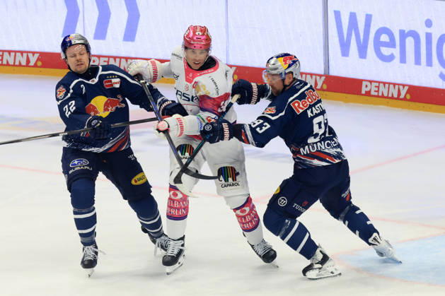 16.10.2026, DEU, GER, Eishockey, 9.Spieltag, Saison 2026 27, Berlin, Eisbaeren Berlin vs. RB Muenchen Yannick Veilleux ( Eisbaeren Berlin 38 ), VILLE POKKA ( RedBull Muenchen 22 ), Maximilian Kastner ( RedBull Muenchen 93 ) nordphoto GmbH Engler Berlin Uber-Arena Berlin Deutschland Copyright: xNordphotox xEnglerx