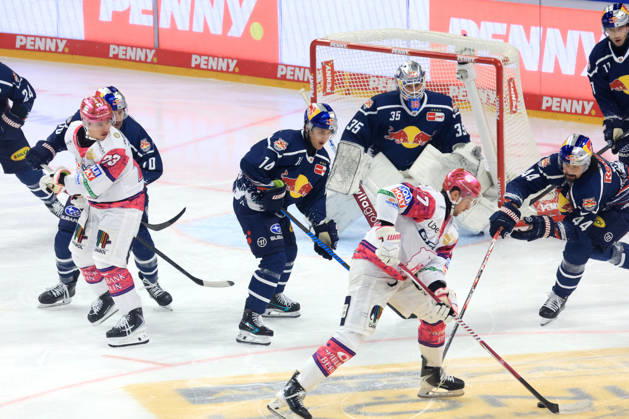 16.10.2026, DEU, GER, Eishockey, 9.Spieltag, Saison 2026 27, Berlin, Eisbaeren Berlin vs. RB Muenchen Eric Hoerdler ( Eisbaeren Berlin 77 ), Rihards Griva ( Eisbaeren Berlin 23 ), Mathias Niederberger ( RedBull Muenchen 35 ), Luis Becker ( RedBull Muenchen 14 ), Trevor Carrick ( RedBull Muenchen 44 ) nordphoto GmbH Engler Berlin Uber-Arena Berlin Deutschland Copyright: xNordphotox xEnglerx