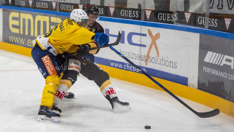 LUGANO, SWITZERLAND - OCTOBER 16: Guus Van der Kaaij of Davos L) against Olle Lycksell of Lugano R) during the game between HC Lugano v HC Davos at the Corner Arena on October 16, 2026 in Lugano, Switzerland. Lugano Ticino Switzerland Copyright: xJustPictures.ch JarixPestelaccix jp-en-EuSpIm-JP6_JAr_NL_HCL_HCDavos_16Ott2026_000022