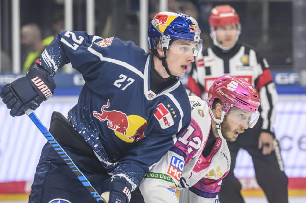 im Bild v.l.: Veit Oswald (EHC Red Bull Muenchen 27), Eric Mik (Eisbären Berlin 12), lauern auf den Puck, GER, Berlin, Eishockey, DEL 1, Eisbaeren Berlin vs EHC Red Bull Muenchen, in der Uber Arena, 16.10.2026, Copyright: HMBxMedia UwexKoch