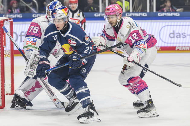 im Bild v.l.: Veit Oswald (EHC Red Bull Muenchen 27), Eric Mik (Eisbären Berlin 12), lauern auf den Puck, GER, Berlin, Eishockey, DEL 1, Eisbaeren Berlin vs EHC Red Bull Muenchen, in der Uber Arena, 16.10.2026, Copyright: HMBxMedia UwexKoch
