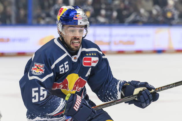 im Bild v.l.: Fabio Wagner (EHC Red Bull Muenchen 55), im Angriff, GER, Berlin, Eishockey, DEL 1, Eisbaeren Berlin vs EHC Red Bull Muenchen, in der Uber Arena, 16.10.2026, Copyright: HMBxMedia UwexKoch