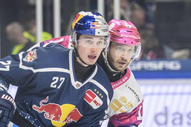 im Bild v.l.: Veit Oswald (EHC Red Bull Muenchen 27), Eric Mik (Eisbären Berlin 12), lauern auf den Puck, GER, Berlin, Eishockey, DEL 1, Eisbaeren Berlin vs EHC Red Bull Muenchen, in der Uber Arena, 16.10.2026, Copyright: HMBxMedia UwexKoch