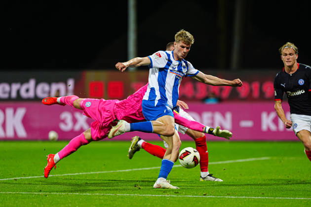 Torschuss Torchance Luca Schuler (Hertha BSC, 18) GER, Holstein Kiel vs. Hertha BSC, Fußball, 2. Bundesliga, Spieltag 08, Saison 2026 2027, 16.10.2026 DFL REGULATIONS PROHIBIT ANY USE OF PHOTOGRAPHS AS IMAGE SEQUENCES AND OR QUASI-VIDEO GER, Holstein Kiel vs. Hertha BSC, Fußball, 2. Bundesliga, Spieltag 08, Saison 2026 2027, 16.10.2026 Kiel Copyright: xEibner-Pressefoto MarcelxvonxFehrnx EP_MFN