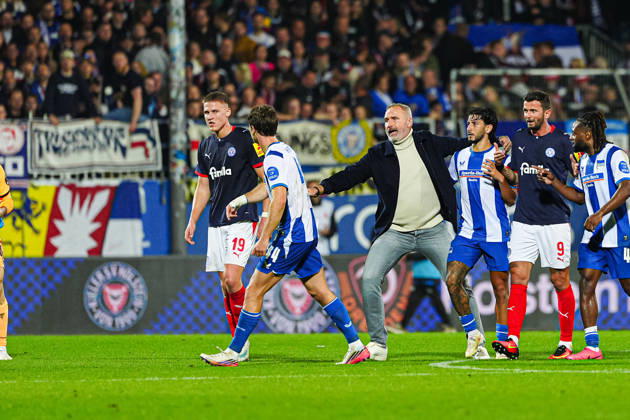 Tim Walter (Holstein Kiel, Trainer) hält Phil Harres (Holstein Kiel, 19) und Linus Gechter (Hertha BSC, 44) auseinander GER, Holstein Kiel vs. Hertha BSC, Fußball, 2. Bundesliga, Spieltag 08, Saison 2026 2027, 16.10.2026 DFL REGULATIONS PROHIBIT ANY USE OF PHOTOGRAPHS AS IMAGE SEQUENCES AND OR QUASI-VIDEO GER, Holstein Kiel vs. Hertha BSC, Fußball, 2. Bundesliga, Spieltag 08, Saison 2026 2027, 16.10.2026 Kiel Copyright: xEibner-Pressefoto MarcelxvonxFehrnx EP_MFN