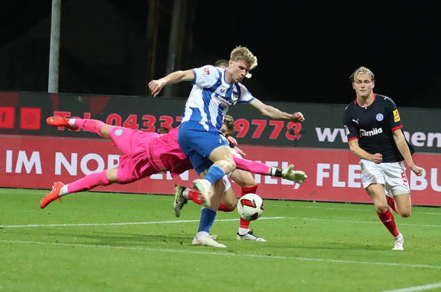 Torhueter Timon Weiner (Holstein Kiel) und Noah Madsen (Holstein Kiel) verhindern das 0-1 durch Luca Schuler (Hertha BSC Berlin) Fussball, Herren, Saison 2026 2027, 2.BL, Holstein Stadion, Holstein Kiel gegen Hertha BSC Berlin, 0-0 DFL REGULATIONS PROHIBIT ANY USE OF PHOTOGRAPHS AS IMAGE SEQUENCES AND OR QUASI-VIDEO.