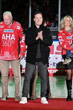 Penny DEL; Augsburger Panther - Adler Mannheim, 16.10.2026 AUGSBURG, GERMANY; 16. OCTOBER: im Bild T. J. TREVELYAN - dessen Trikotnummer heute unter das Hallendach gezogen wird vor dem Match der Penny DEL zwischen den Augsburger Panthern und den Adler Mannheim am 9. Spieltag im Curt Frenzel Stadion Copyright: xBEAUTIFULxSPORTS Goldbergx